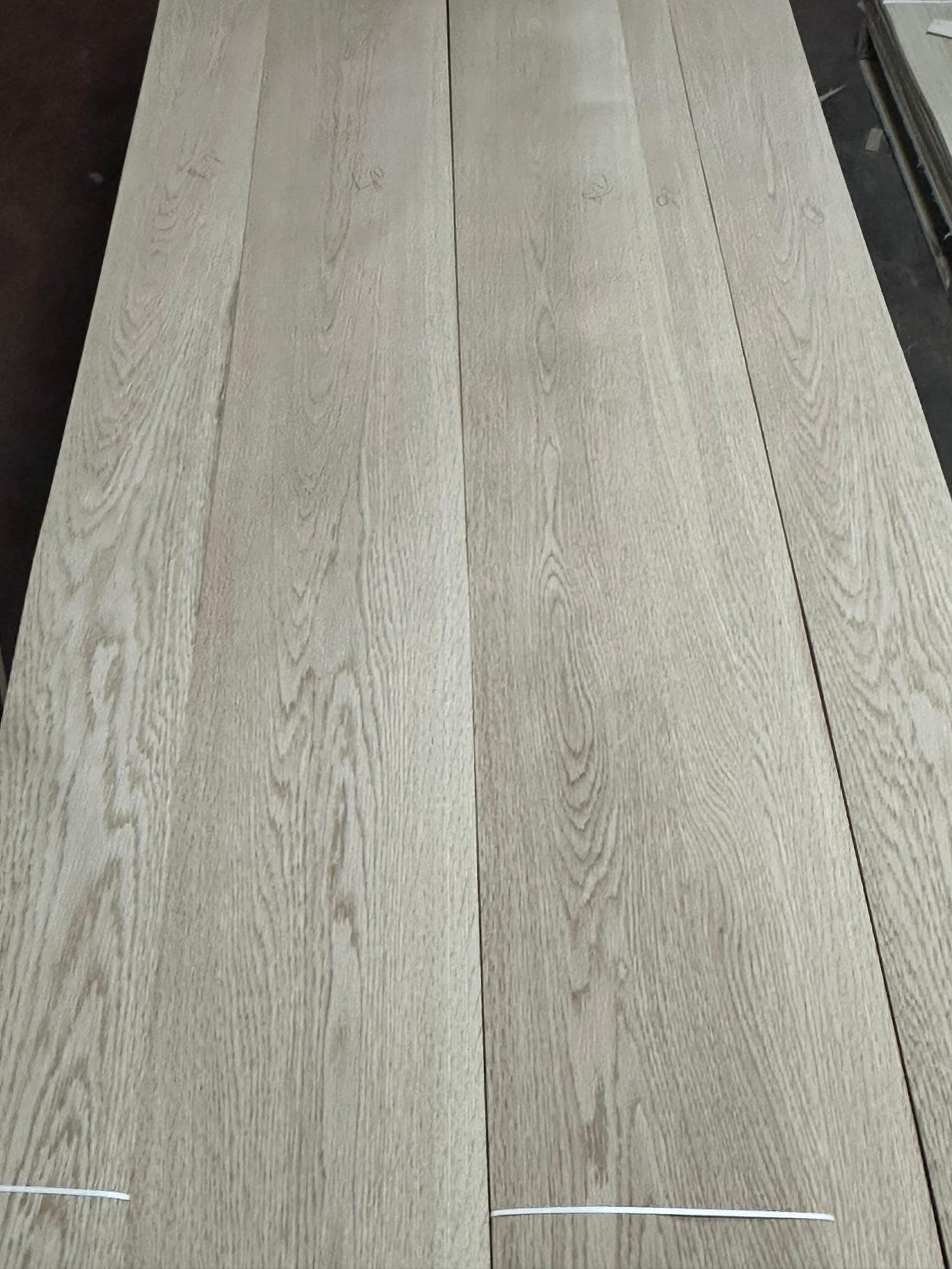 Light-toned natural wood veneer leaves with a crown-cut figure.