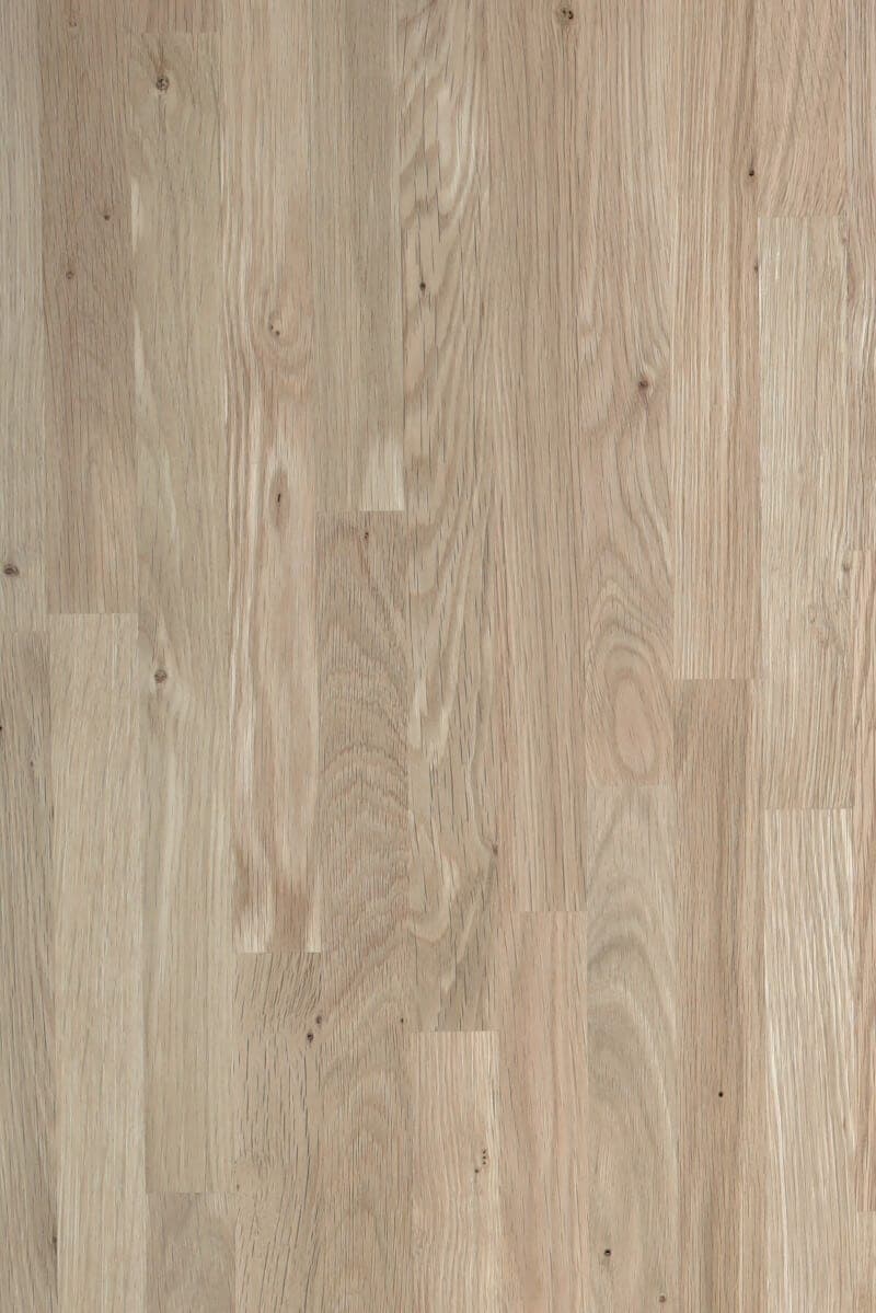 Oak solid wood panel surface, finger-jointed staves, grade B.